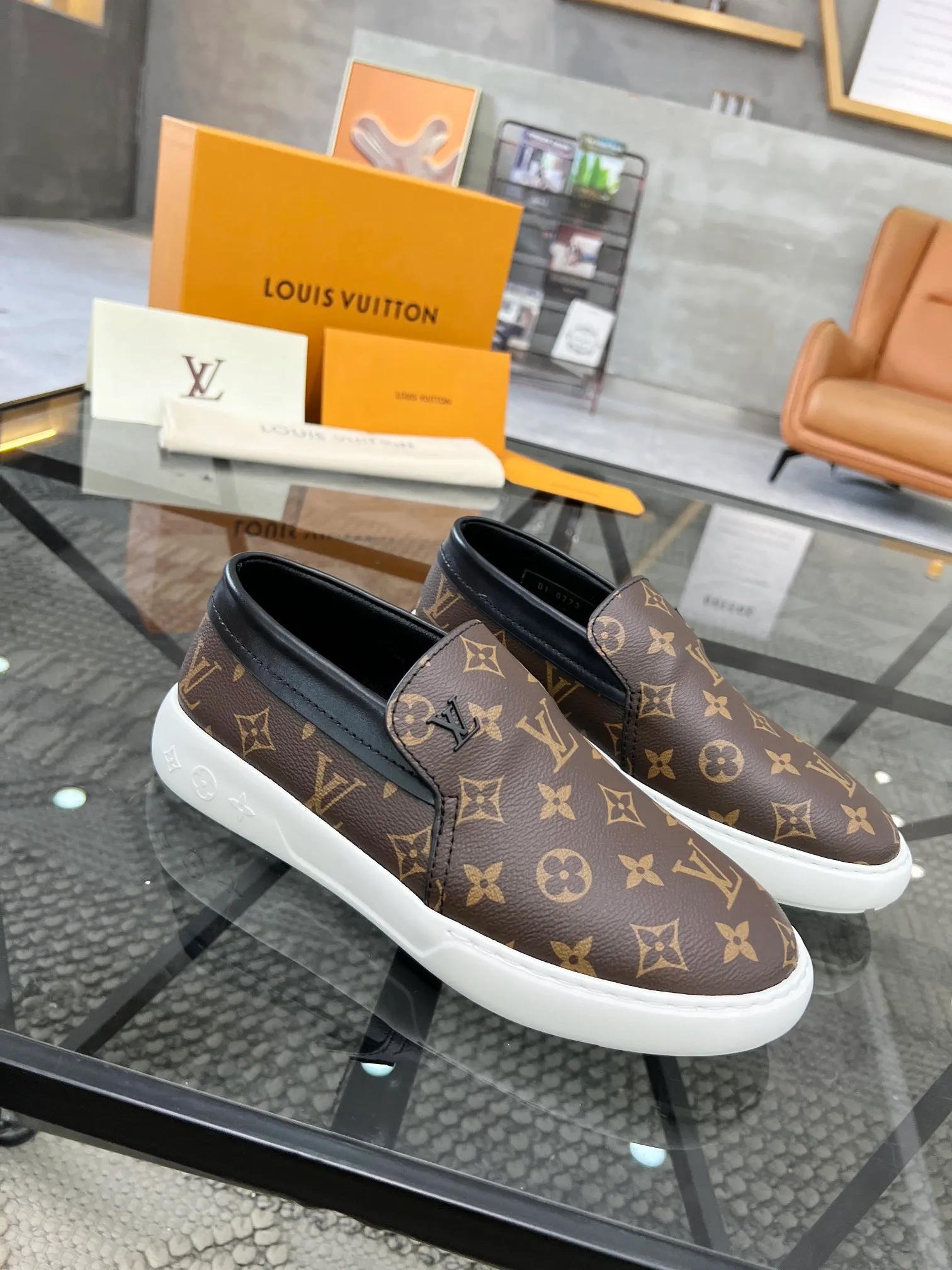 Factory price: 520💰 LV🔍Top purchasing agent🇮🇹 Road The most popular sneakers are available at the same time in the super popular sports shoe counters. The uppers are made of Italian original imported cowhide fabric. The classic and generous layout is a must-have for fashionistas. The complex craftsmanship is perfectly reproduced. The imported soft water-dyed cowhide lining is padded. The soles are: original soles specially provided by the factory. The exclusive foamed molded soles are super comfortable. The original factory follows the order. 🔍🔍High quality. You can go in and out of the counter at will. Welcome to compare. Size 39-45 (38 can be ordered)